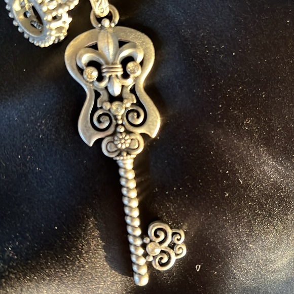 Hard Rock Cafe Pewter colored guitar shaped Key/Crown necklace - Picture 5 of 6